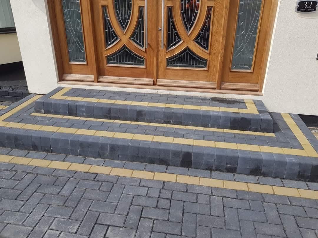 Block paved entrance steps with contrasting colour border installed by E.R.D Paving